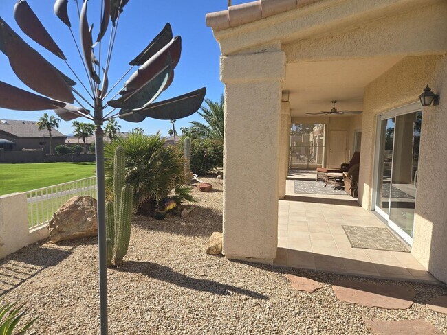 Building Photo - Large townhouse located on the golf course...