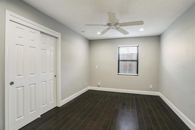 Building Photo - 1501 Hyde Park Blvd