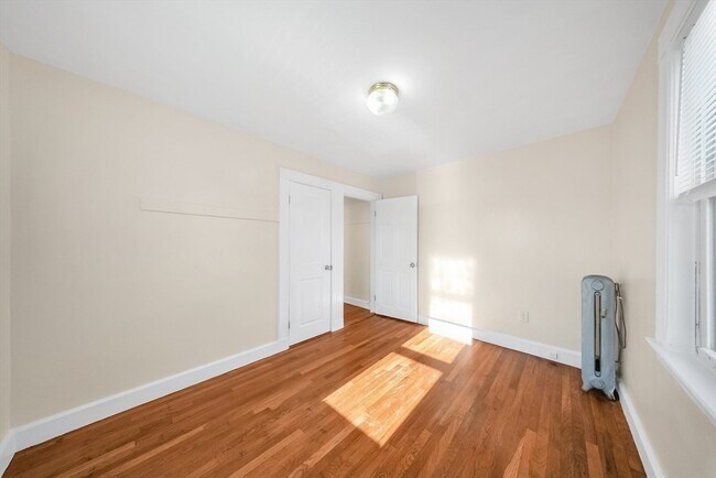 Building Photo - 25 5th Ave