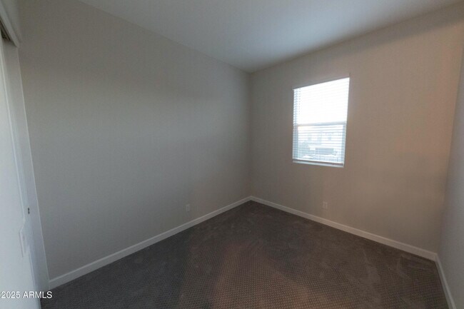 Building Photo - 3033 N 37th Wy