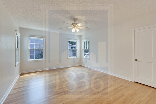 Building Photo - 2205 Sharon Ln