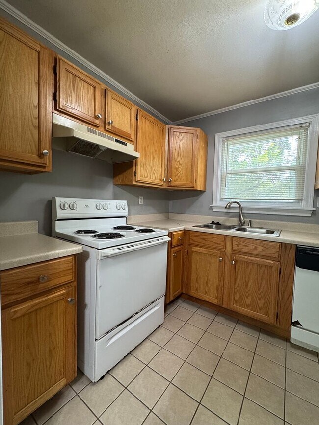 Building Photo - Move in Ready Prairie Village Ranch + Fenc...