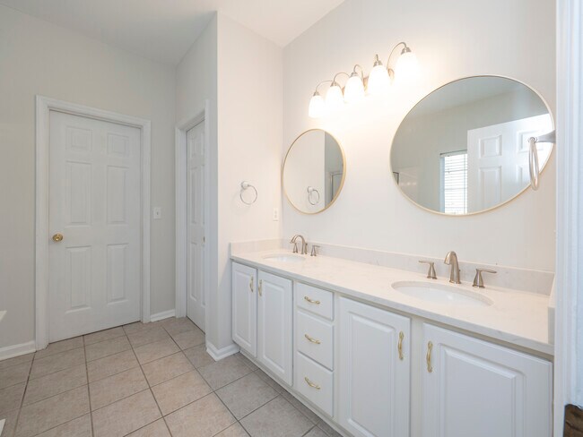 Building Photo - 145 Historic Dr