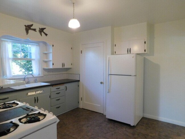 Building Photo - 3Bd/1Ba Two Story House w/ Basement - Avai...