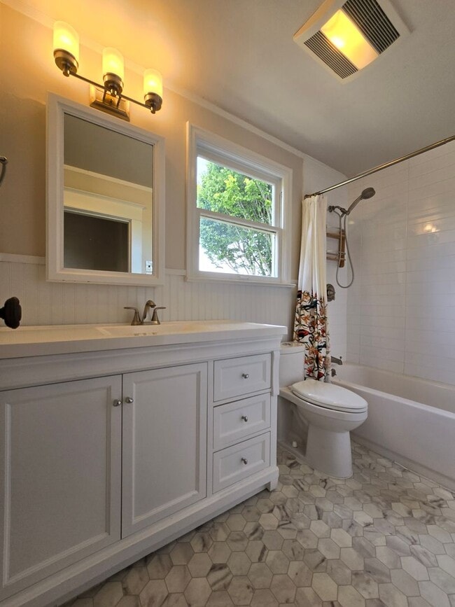 Building Photo - 3Bd/2Ba Everett Home