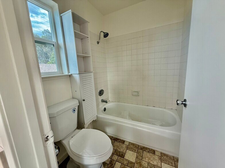 Master bathroom - 2847 Honeysuckle Cir