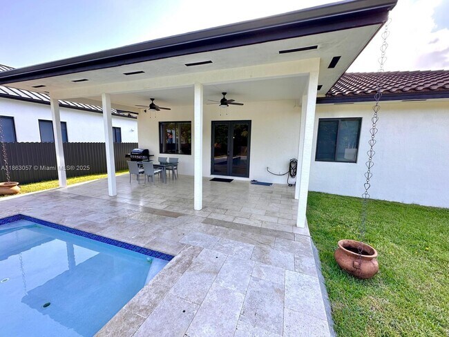 Building Photo - 15750 SW 90th Ave