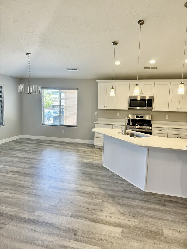 Building Photo - 2261 S Tonaquint Dr