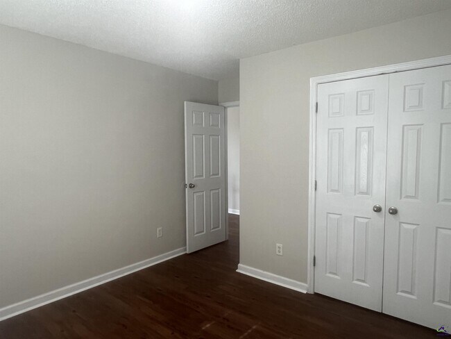 Building Photo - 401 Timberwind Dr