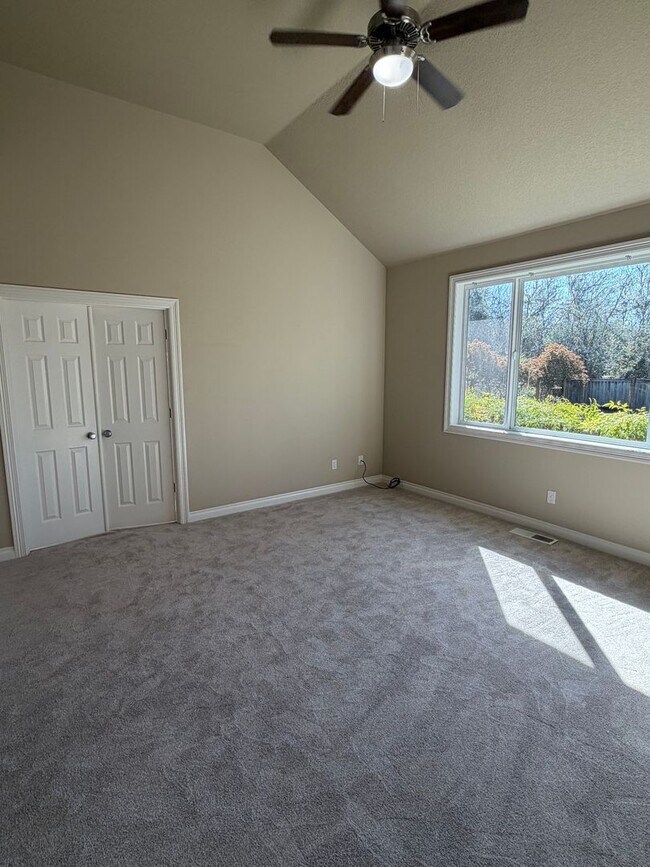 Building Photo - 5 Bedrooms and 2.5 Bathrooms with Views of the Rolling Hills of Corvallis Country Club