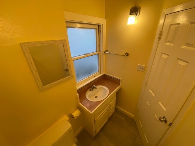 Building Photo - Advent - Gorgeous 5 Bedroom Home With Front/Backyard, Driveway & Washer/Dryer!