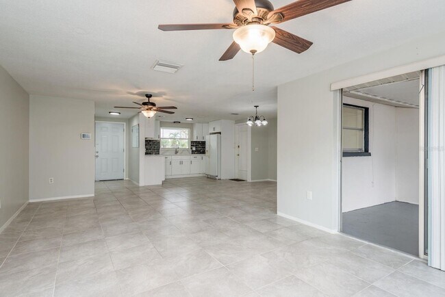 Building Photo - 10521 Oak Hill Dr