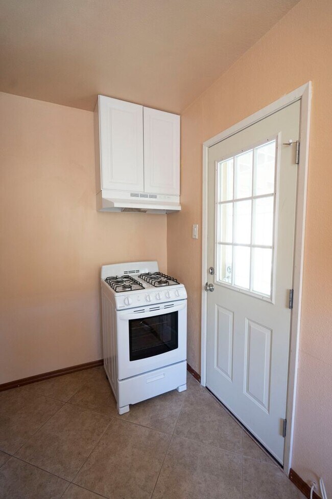 Building Photo - Adorable 1 bedroom in Pomona!