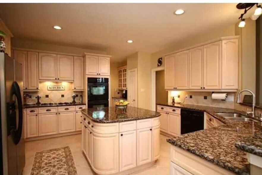 Building Photo - 5714 Sunset Oak