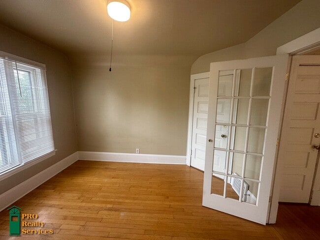 Building Photo - 2 Bedroom Upper Level Duplex Unit
