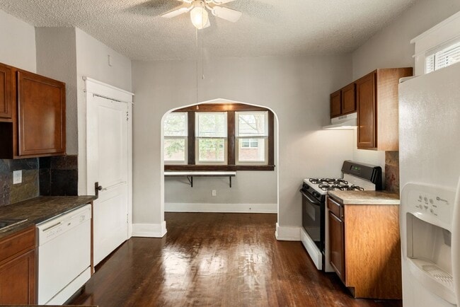 Building Photo - Available now!  517 S. 35th St.  4 Bedroom, 2 Bath Great Midtown location, 1 car garage.