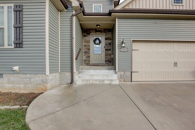 Building Photo - Sharp 3bed 2 ba.  upgrades throughout.