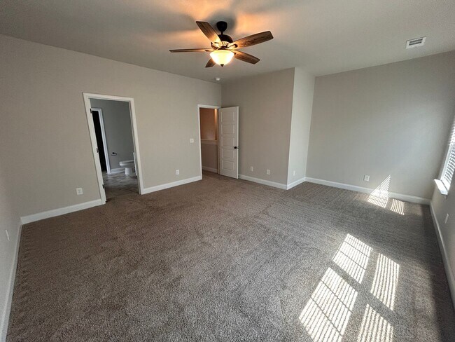 Building Photo - 204 Pebble Ln