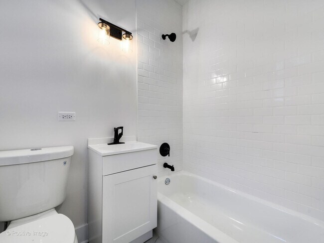 Building Photo - 5325 N Damen Ave