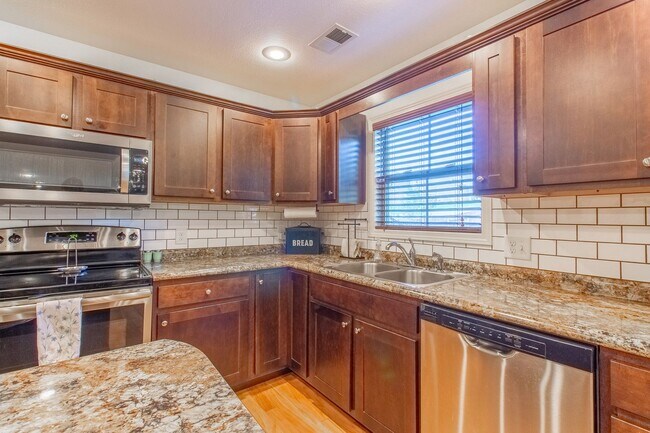 Building Photo - Beautiful 3 Bed/2.5 Bath Home with garage in Jonesborough