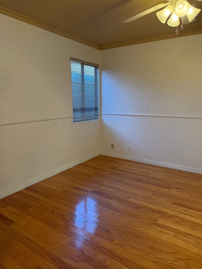 Building Photo - Jackson Townhome