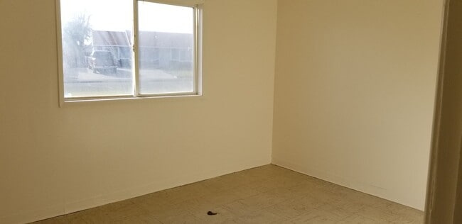 Building Photo - 1/2 OFF OCTOBER RENT