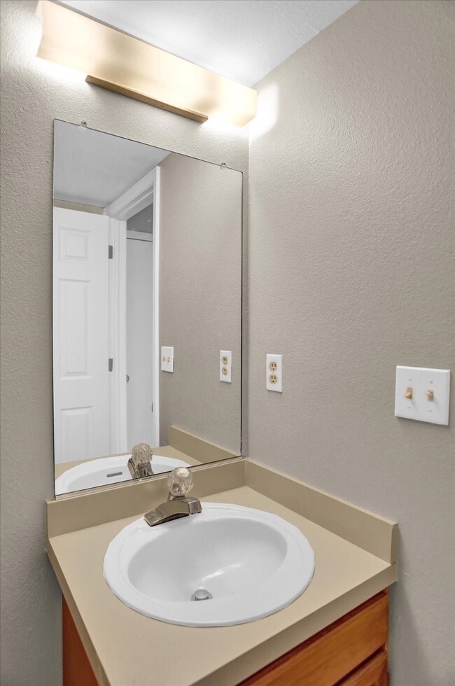 Building Photo - Indian Creek 2 Bedroom, 2 Bathroom Townhom...