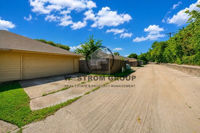 Building Photo - 316 Crowe Dr