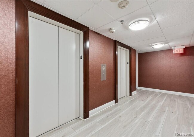 Building Photo - 300 Riverfront Dr