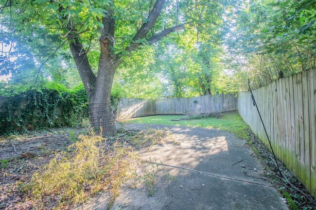 Building Photo - Amazing 4 BR/2 BA Semi-Detached Home in Ca...