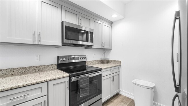 Building Photo - 1825 Riverside Dr