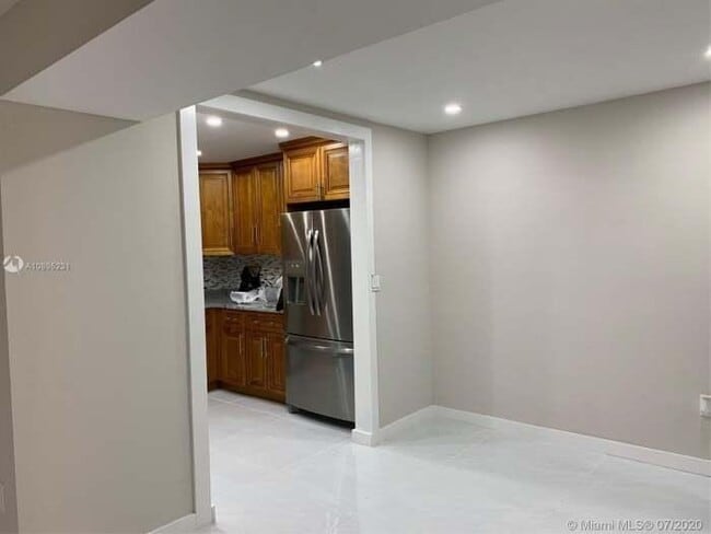 Building Photo - 4176 Inverrary Dr