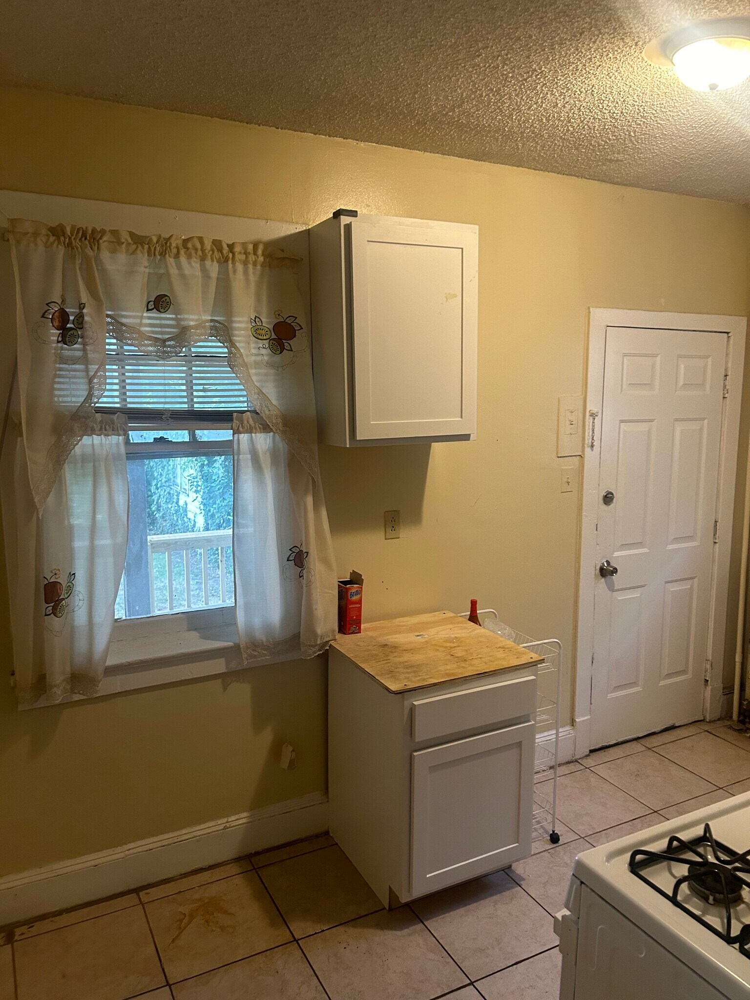 kitchen - 667 Rutherford Ave