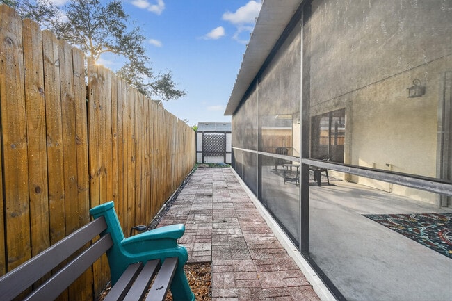 Building Photo - 6016 Pompano St