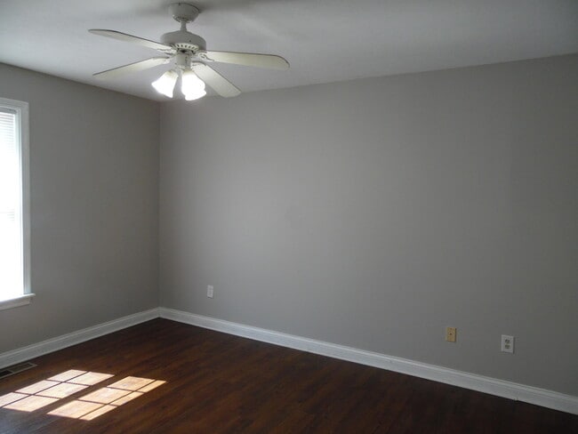 Building Photo - 925 Altamont Ct