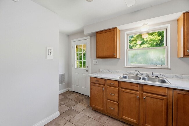 Building Photo - Delhi-Charming 2Bed 1 bath home