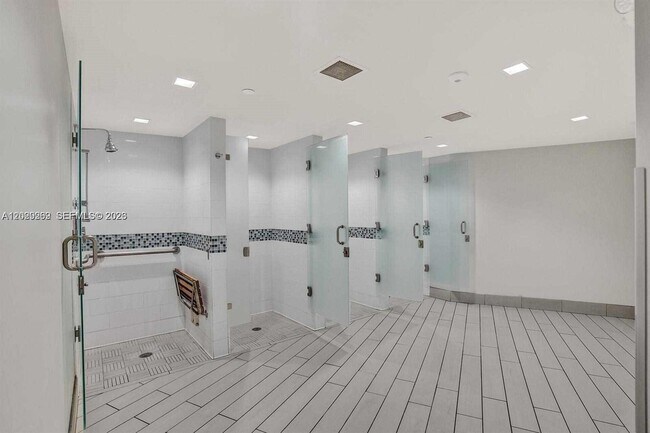 Building Photo - 2500 Parkview Dr