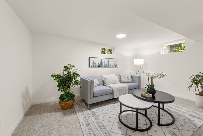 Building Photo - Peaceful Lakefront Living in Kirkland