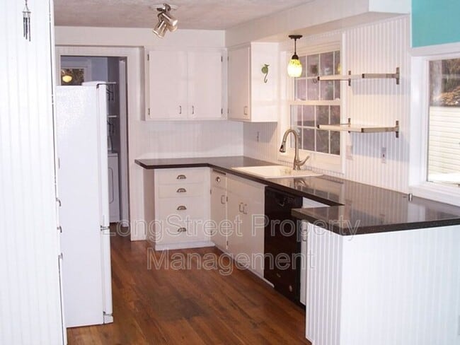 Building Photo - 2872 SE Linda St