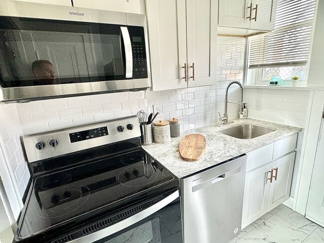 Building Photo - 4928 Lindenwood Ave