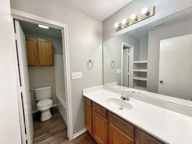 Building Photo - Spacious 3 Bedroom, 2 Bath Duplex with 1-C...