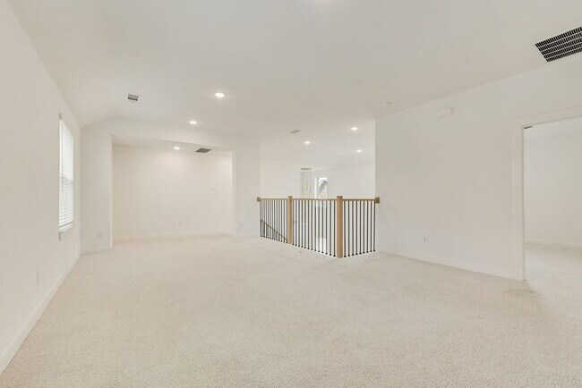 Building Photo - Beautiful 5 bedroom 3 full bath home in the heart of Heartland!