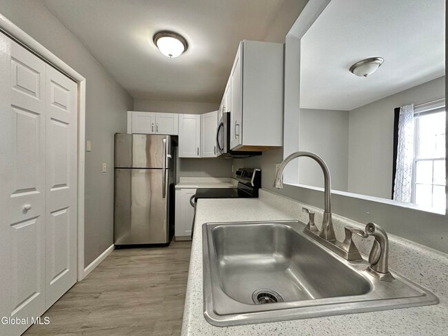 Building Photo - 31 Suncrest Dr