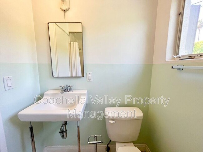 Building Photo - 1680 E Mesquite Ave