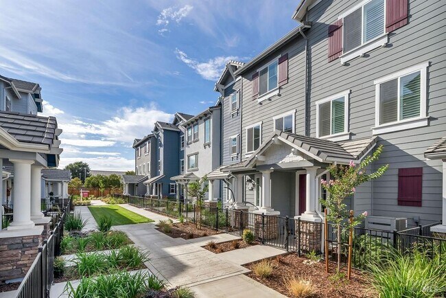 Building Photo - 327 Pear Tree Ln