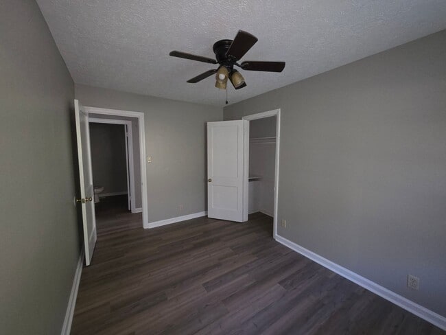 Building Photo - Choose Your Move-In Special!