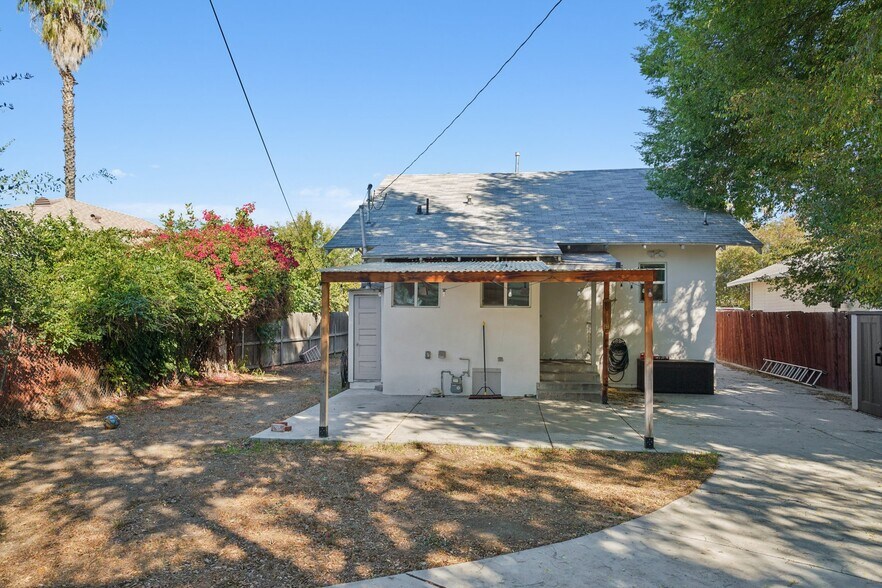 Building Photo - 379 W 19th St