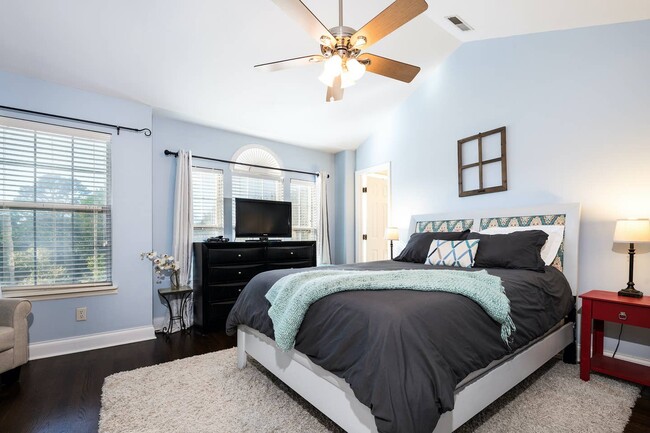 Master bedroom with queen bed - 798 Harbor Pl Dr