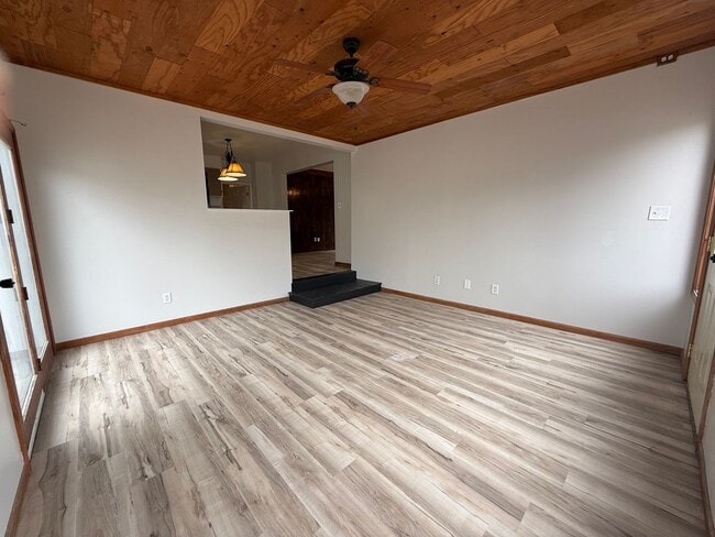 Building Photo - **Move in Ready** 3 bedroom close to downtown!