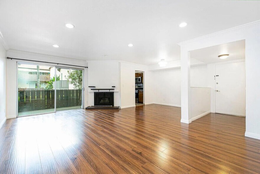 Building Photo - 14990 Victory Blvd